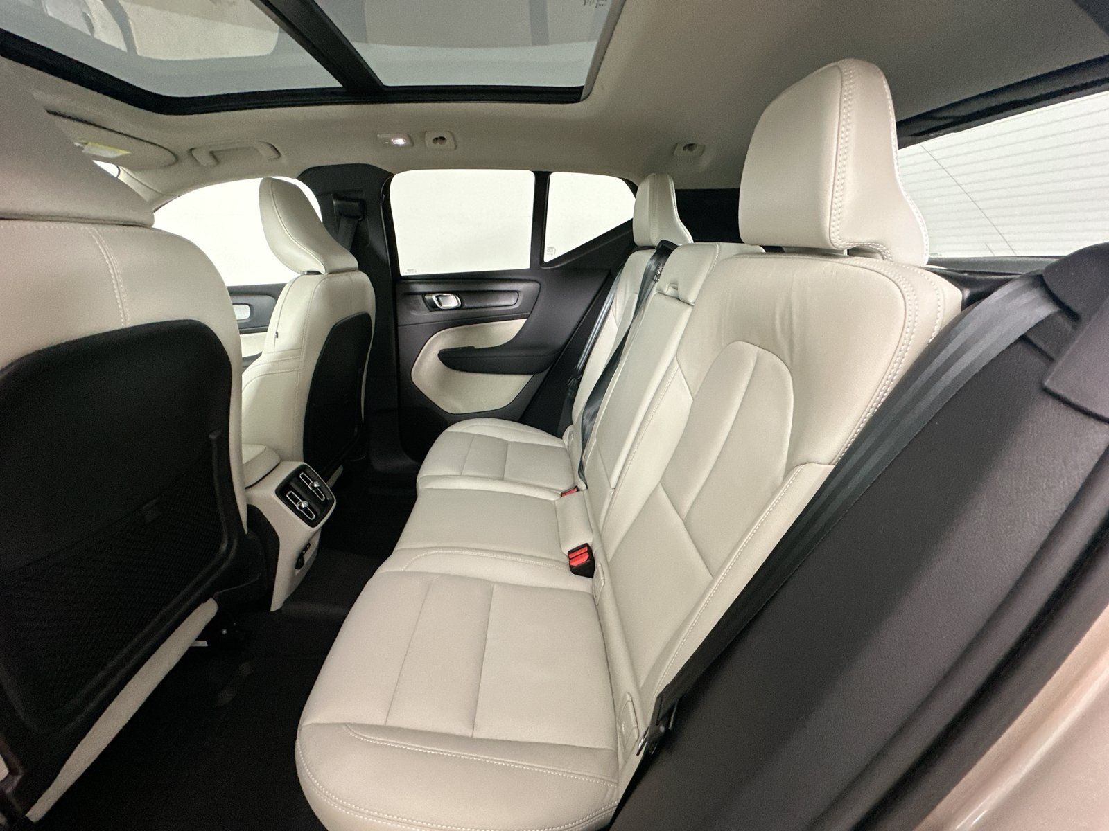 Used 2024 Volvo XC40 B5 Plus w/ Climate Package AWD/4WD image 36