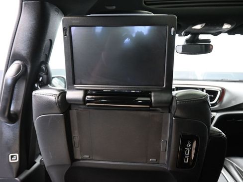 Used 2020 Chrysler Pacifica Touring-L image 36