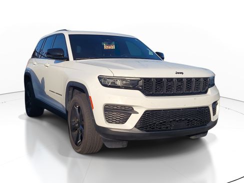 Used 2022 Jeep Grand Cherokee Altitude AWD/4WD image 1