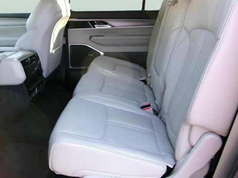 Used 2025 Jeep Wagoneer 4WD image 10