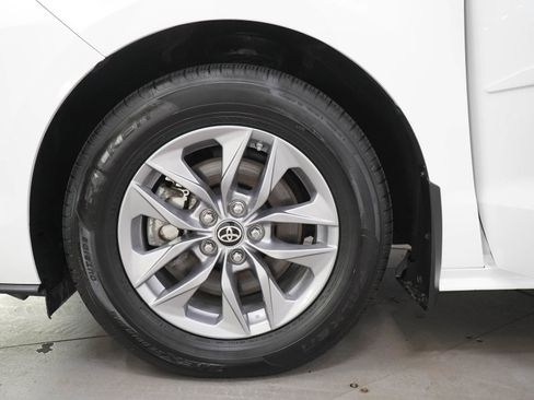 Used 2024 Toyota Sienna LE AWD/4WD image 30
