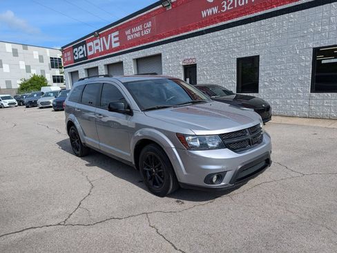 Used 2019 Dodge Journey SE w/ Connectivity Group FWD image 1