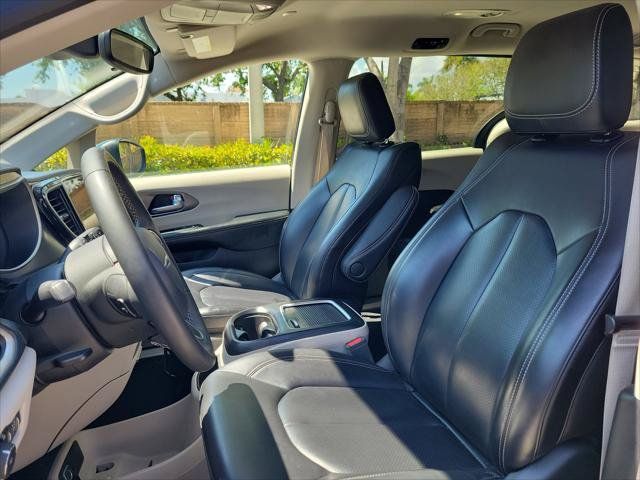 Used 2023 Chrysler Pacifica Touring-L FWD image 19