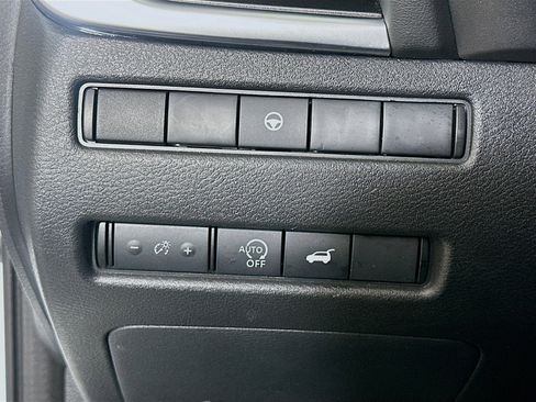 Used 2025 Nissan Rogue SV image 17