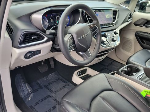 Used 2024 Chrysler Pacifica Touring-L FWD image 21