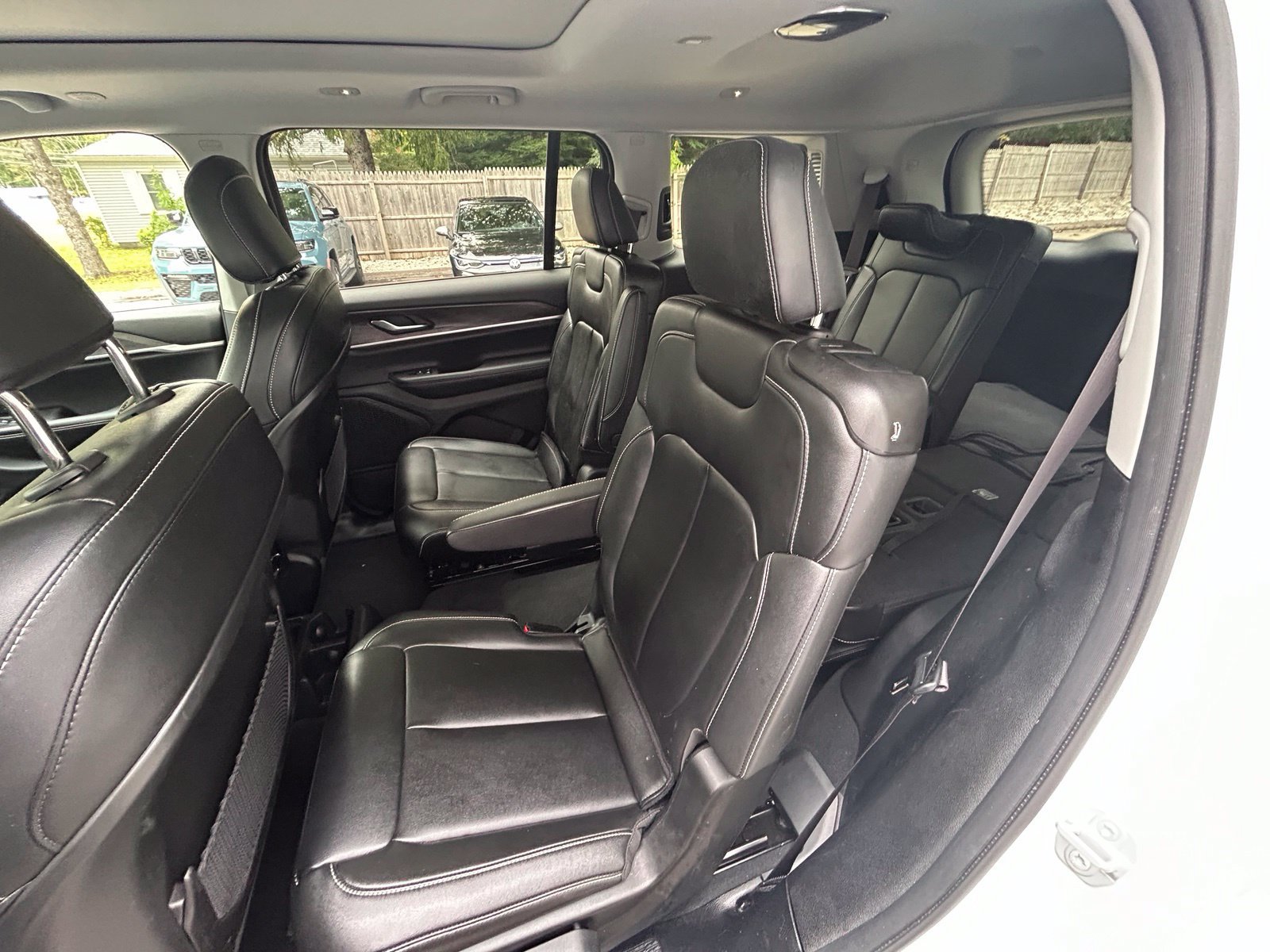 Used 2023 Jeep Grand Cherokee L Limited w/ Black Appearance Package AWD/4WD image 10