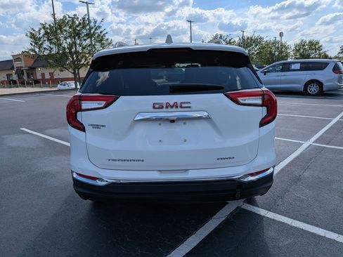 Used 2024 GMC Terrain SLT AWD/4WD image 4