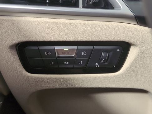 Used 2025 BMW 330i Sedan w/ Convenience Package image 27