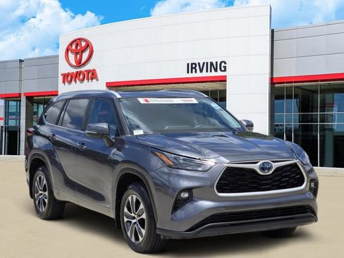 Used 2023 Toyota Highlander XLE AWD/4WD image 2