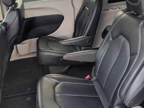 Used 2023 Chrysler Pacifica Touring-L FWD image 9