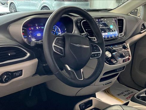 Used 2023 Chrysler Pacifica Touring-L FWD image 4