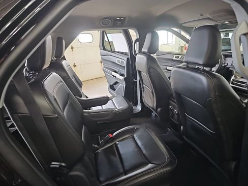 Used 2021 Ford Explorer XLT w/ Equipment Group 202A AWD/4WD image 11
