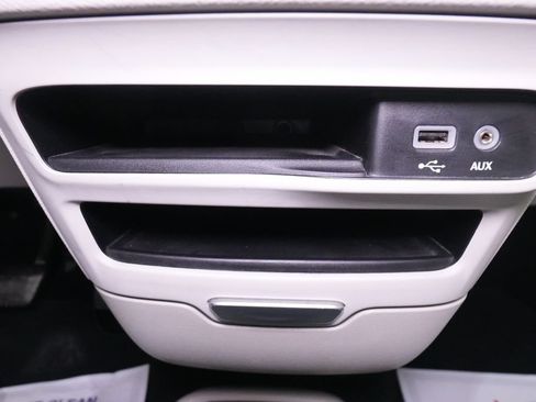 Used 2018 Chrysler Pacifica Touring-L FWD image 32