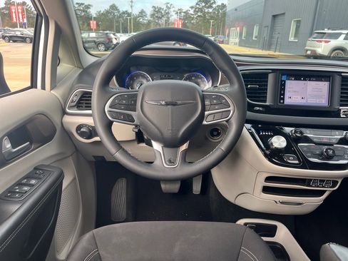 Used 2024 Chrysler Voyager LX image 14