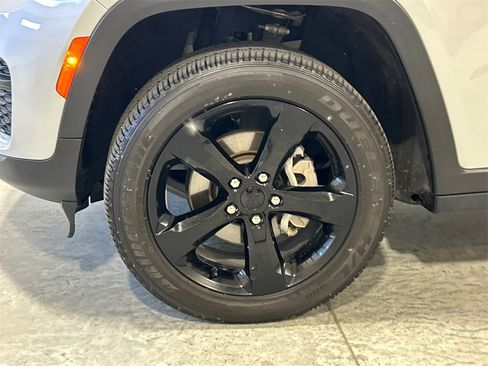 Used 2024 Jeep Grand Cherokee Altitude image 11