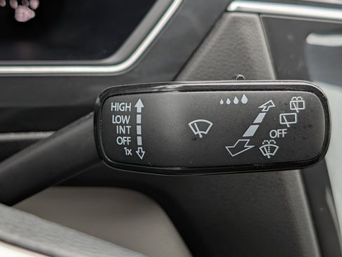 Certified 2022 Volkswagen Tiguan SE w/ Panoramic Sunroof Package AWD/4WD image 30