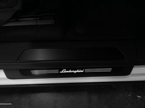 Used 2025 Lamborghini Urus SE image 50