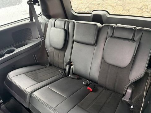 Used 2019 Dodge Grand Caravan SXT w/ Driver Convenience Group FWD image 9