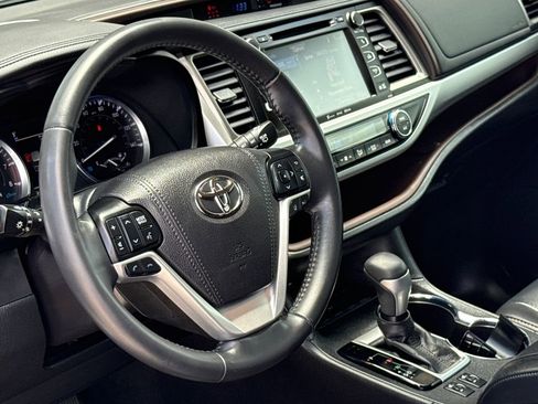 Used 2019 Toyota Highlander XLE FWD image 20