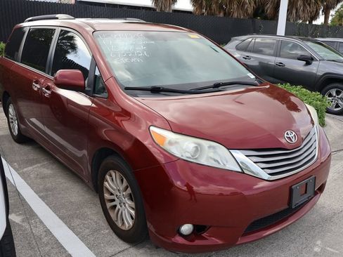 Used 2017 Toyota Sienna XLE w/ XLE Navigation Package FWD image 6