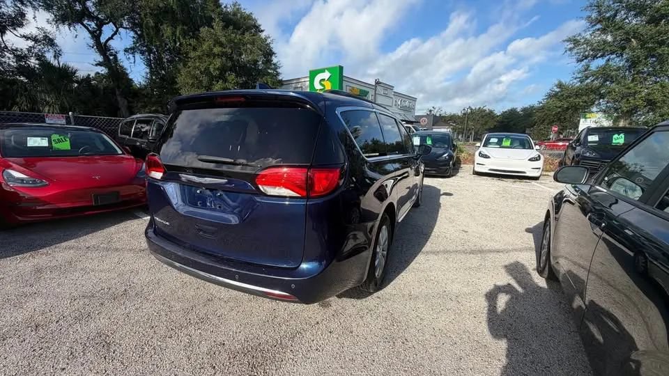 Used 2017 Chrysler Pacifica Touring-L FWD image 4