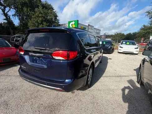Used 2017 Chrysler Pacifica Touring-L FWD image 4