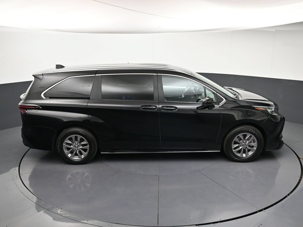 Used 2025 Toyota Sienna LE AWD/4WD image 22