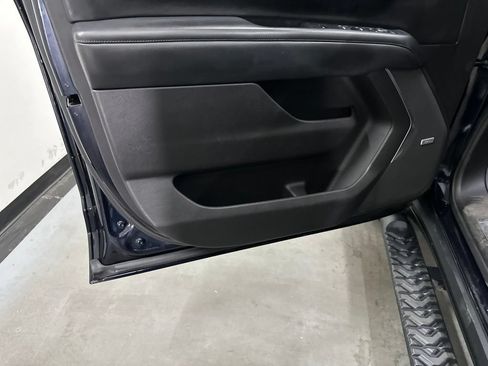 Used 2021 Chevrolet Tahoe Z71 w/ Luxury Package AWD/4WD image 41