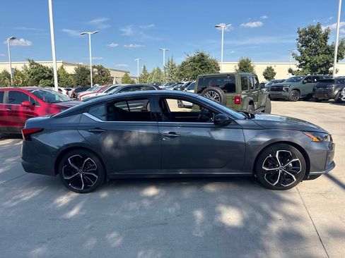 Used 2025 Nissan Altima 2.5 SR FWD image 4