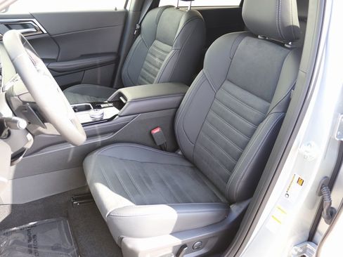 New 2025 Mitsubishi Outlander SE image 5