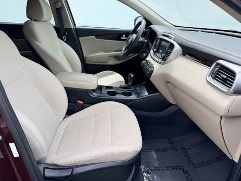 Used 2018 Kia Sorento FWD image 16