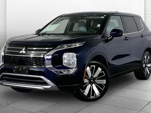 Used 2025 Mitsubishi Outlander SE image 12