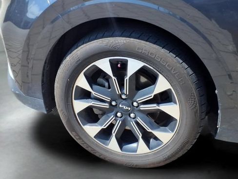 Used 2024 Kia Carnival EX FWD image 18