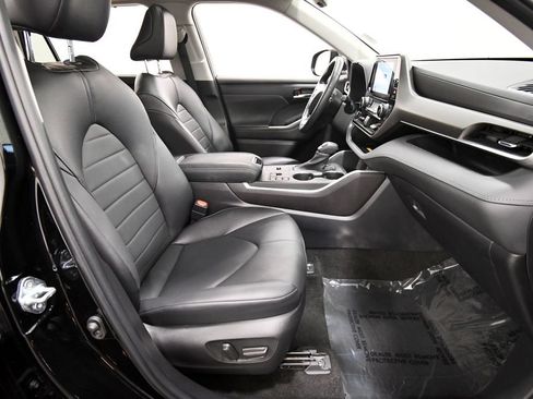 Used 2023 Toyota Highlander XLE AWD/4WD image 19