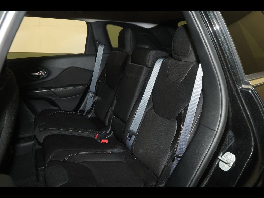 Used 2015 Jeep Cherokee Latitude AWD/4WD image 13