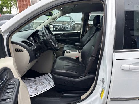 Used 2016 Chrysler Town & Country Touring FWD image 9