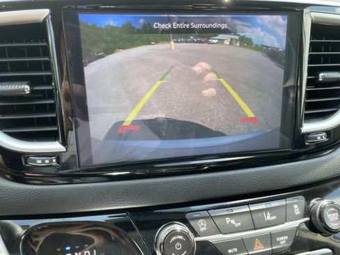 Used 2024 Chrysler Pacifica Touring-L FWD image 32