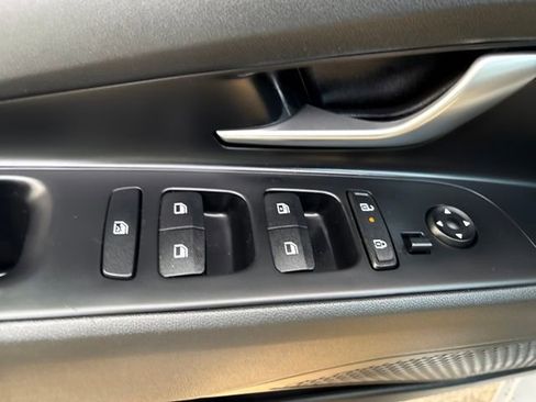 Used 2025 Hyundai Elantra Limited image 13