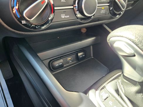 Used 2025 Kia Soul LX w/ LX Technology Package FWD image 26