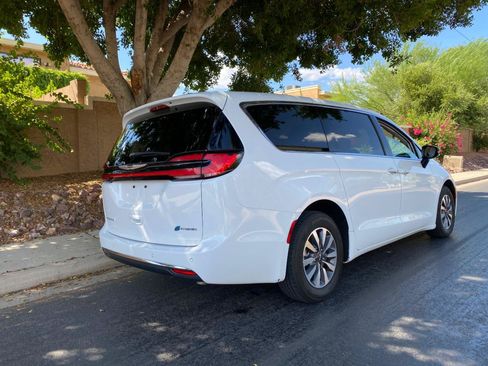 Used 2024 Chrysler Pacifica Limited FWD image 6