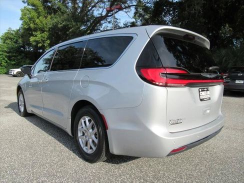 Certified 2024 Chrysler Pacifica Touring-L FWD image 5