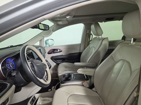 Used 2017 Chrysler Pacifica Limited w/ Advanced Safetytec Group FWD image 12