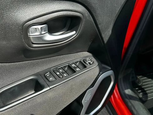 Used 2021 Jeep Renegade Latitude AWD/4WD image 31