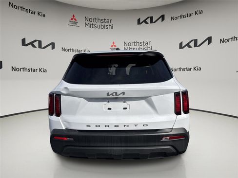 Used 2022 Kia Sorento LX image 5