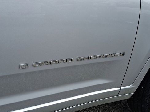 Certified 2022 Jeep Grand Cherokee Overland image 24