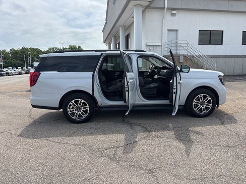 Used 2025 Ford Expedition Max Active AWD/4WD image 8