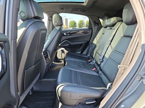 Used 2021 Porsche Cayenne Coupe AWD/4WD image 12