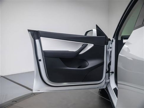 Used 2022 Tesla Model Y Performance image 25