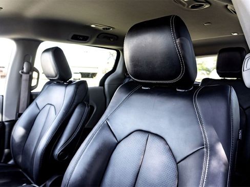 Used 2024 Chrysler Pacifica Select image 13