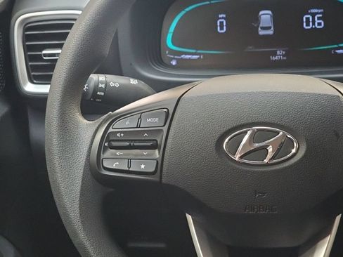 Certified 2025 Hyundai Venue SE FWD image 16